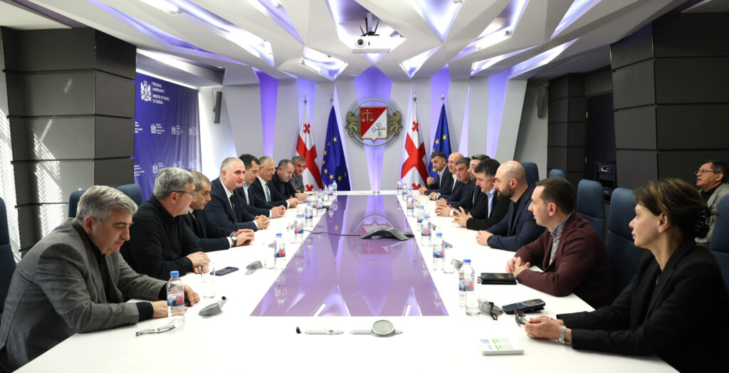ლაშა ხუციშვილმა შემოსავლების სამსახურის თანამშრომლებს ახალი ხელმძღვანელი მიხეილ მაღლაკელიძე წარუდგინა
