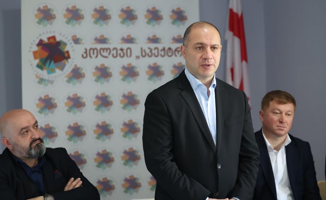 გივი მიქანაძე საჩხერეში კოლეჯ „სპექტრის“ ფილიალის თანამშრომლებს შეხვდა