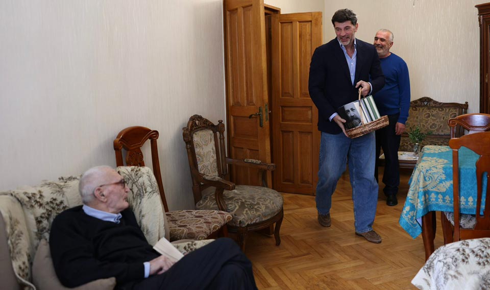 კახა კალაძე 100 წლის ექიმს, რეზო აბესაძეს სტუმრობდა