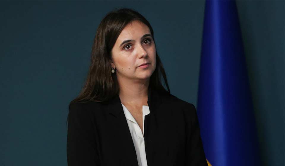 უკრაინის პრეზიდენტის ყოფილმა პრესსპიკერმა, იულია მენდელმა განაცხადა, რომ  ზელენსკი მზად იყო, დონბასი რუსეთისთვის გადაეცა, ზელენსკის ოფისში კი მენდელს არაადეკვატური უწოდეს