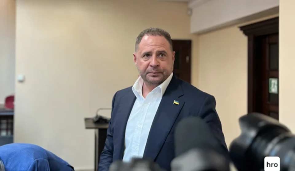 პროკურორმა სასამართლო პროცესზე უკრაინის პრეზიდენტის ადმინისტრაციის ყოფილი უფროსის, ანდრეი ერმაკისა და მკითხავის მიმოწერა გაასაჯაროვა