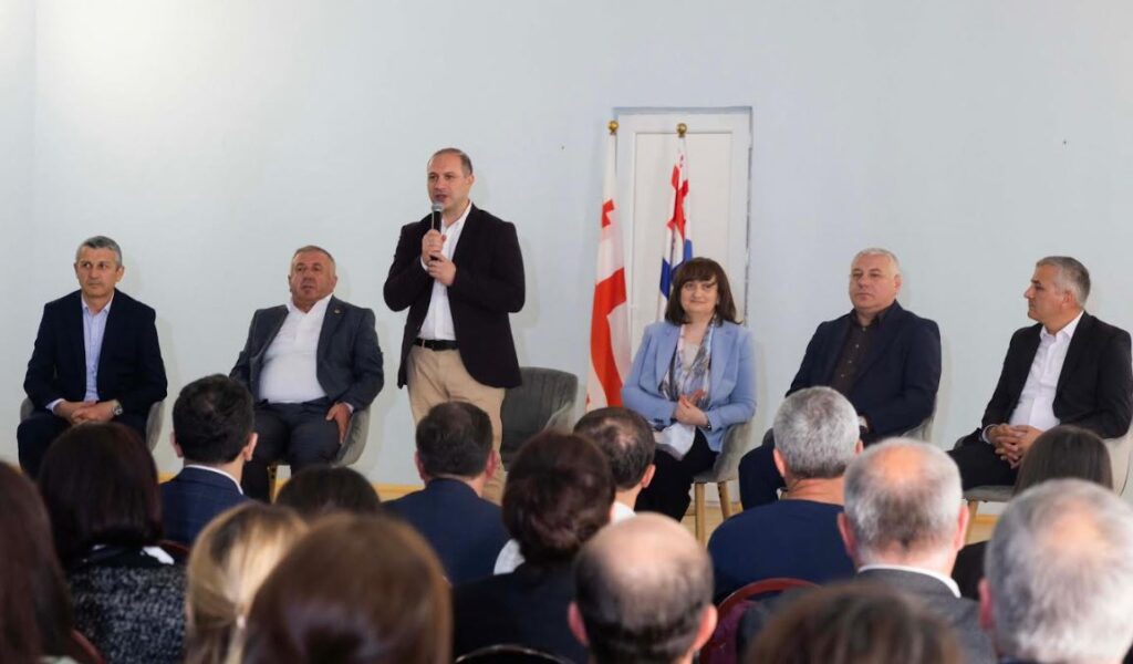 გივი მიქანაძე შუახევის მუნიციპალიტეტში საჯარო სკოლის პედაგოგებსა და მოსწავლეთა მშობლებს შეხვდა