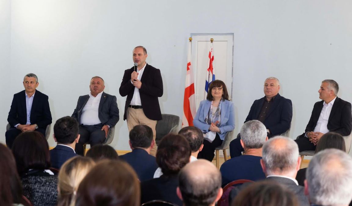 გივი მიქანაძე შუახევის მუნიციპალიტეტში საჯარო სკოლის პედაგოგებსა და მოსწავლეთა მშობლებს შეხვდა