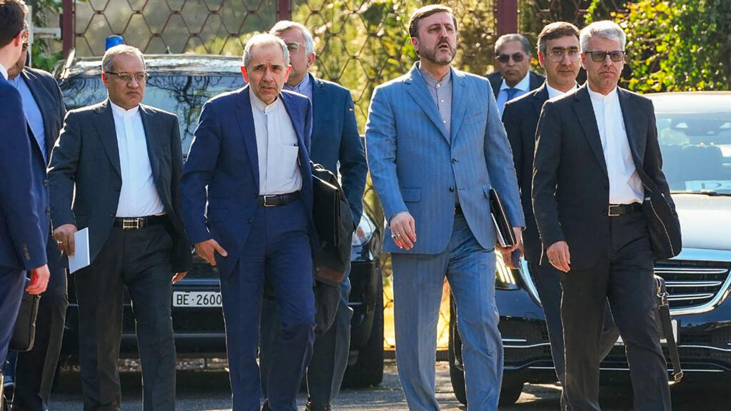 სამშვიდობო შეთანხმებისთვის ირანი სანქციების მოხსნას, საზღვაო ბლოკადის დასრულებას, ახლო ტერიტორიებიდან ამერიკული ძალების გაყვანას და ომის დროს მიყენებული ზარალის ანაზღაურებას ითხოვს