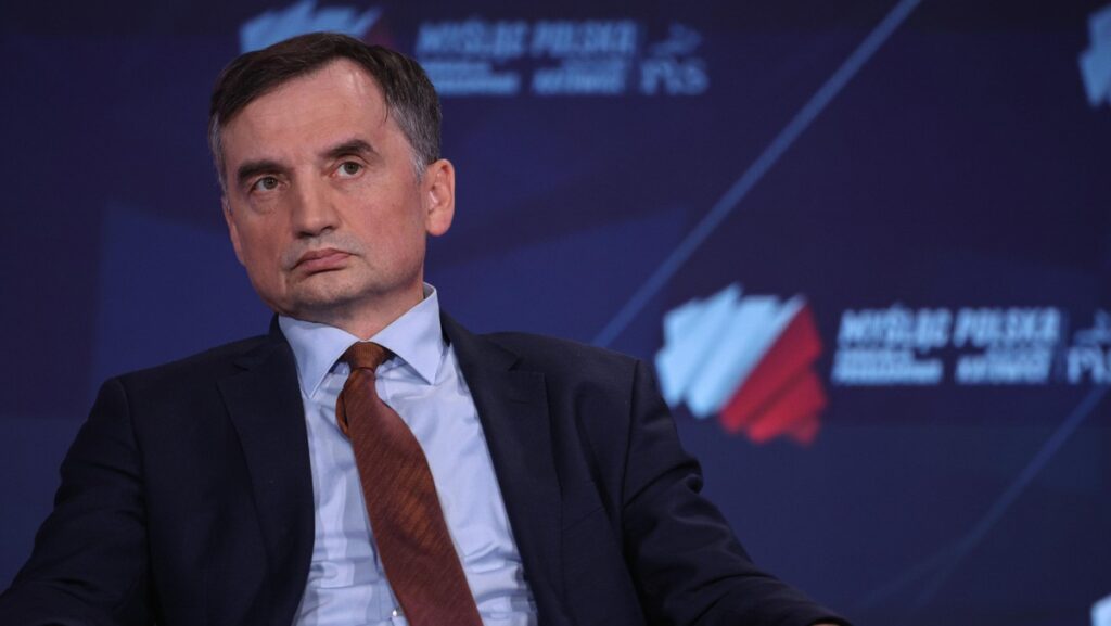 „როიტერი“ - პოლონეთის ყოფილმა იუსტიციის მინისტრმა, რომელსაც სისხლის სამართლის დანაშაულებში სდებენ ბრალს, აშშ-ის სახელმწიფო დეპარტამენტის დახმარებით ბინადრობის უფლება მიიღო და აშშ-ში გაემგზავრა