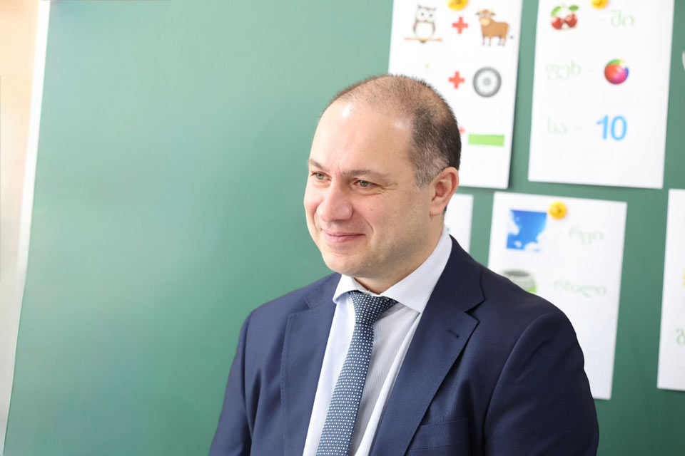 გივი მიქანაძე მე-12 კლასელებს ბოლო ზარს ულოცავს - სკოლის დამთავრება თქვენი წარმატების მხოლოდ დასაწყისია, მეამაყება, რომ ჩვენს სამშობლოს ასეთი ღირსეული ახალგაზრდობა ჰყავს