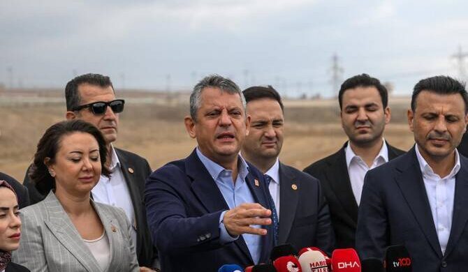 თურქეთის სასამართლომ ქვეყნის ოპოზიციური პარტიის თავმჯდომარე ოზგურ ოზელი თანამდებობიდან გადააყენა, რასაც საპროტესტო აქცია მოჰყვა