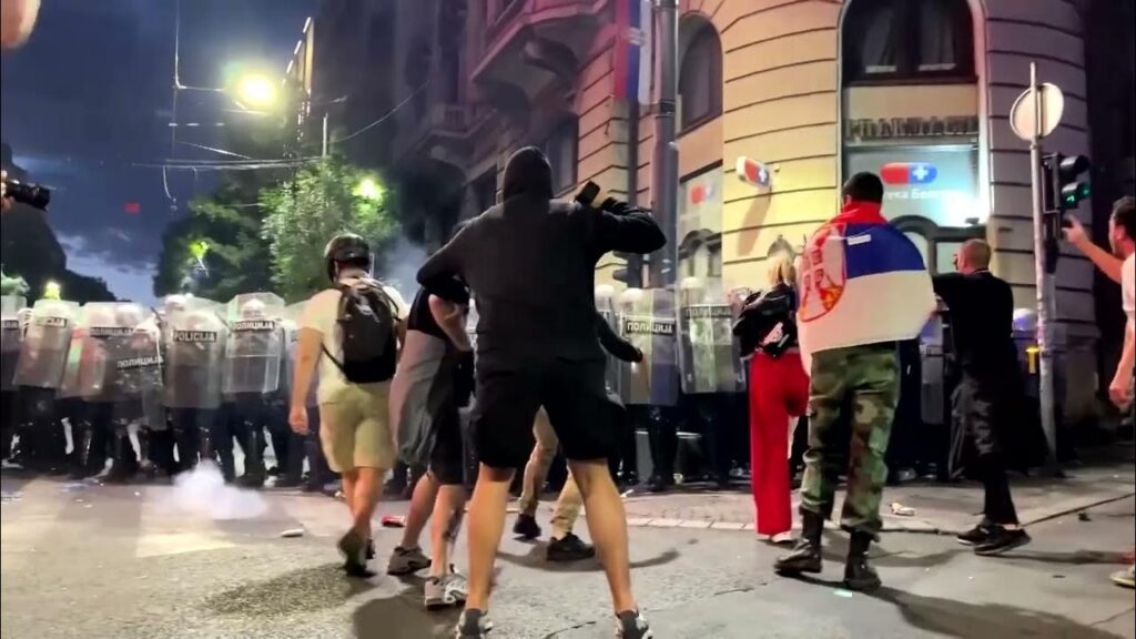 „როიტერი“ – ბელგრადში საპროტესტო აქცია პოლიციასთან შეტაკებაში გადაიზარდა, სამართალდამცველებმა აქციის მონაწილეების წინააღმდეგ ცრემლსადენი გაზი გამოიყენეს