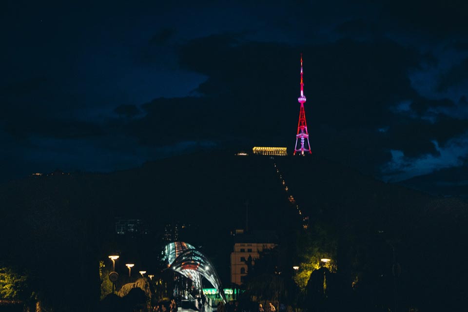 დამოუკიდებლობის დღესთან დაკავშირებით თბილისის ანძა და მშვიდობის ხიდი საქართველოს დროშის ფერებში განათდა