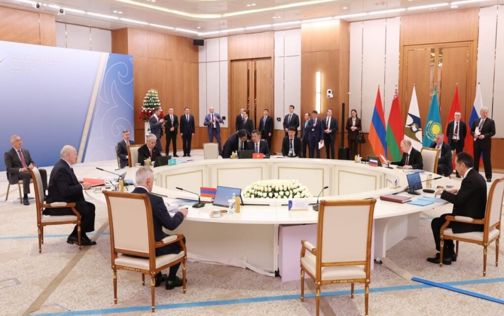 რუსეთის, ბელარუსის, ყაზახეთისა და ყირგიზეთის ლიდერები მიიჩნევენ, რომ ევროკავშირში გაწევრიანებაზე ან ევრაზიის ეკონომიკურ კავშირში დარჩენაზე სომხეთში რეფერენდუმი რაც შეიძლება მალე უნდა ჩატარდეს