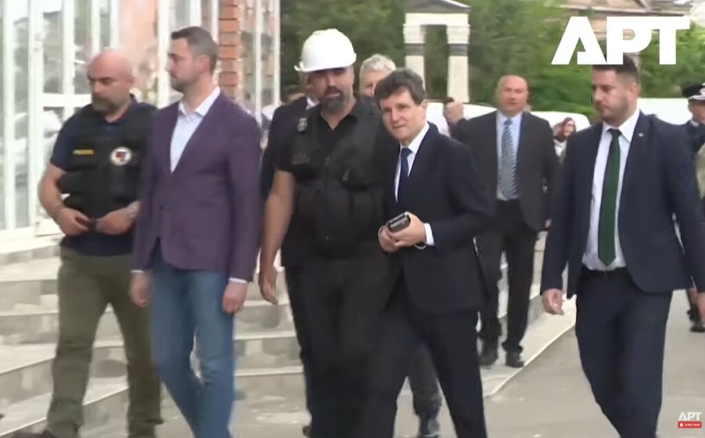 რუმინეთის პრეზიდენტმა გალატში რუსული დრონის ჩამოვარდნის შედეგად დაზარალებულები მოინახულა, ადგილზე შეკრებილმა მოსახლეობამ მისი გადადგომა მოითხოვა