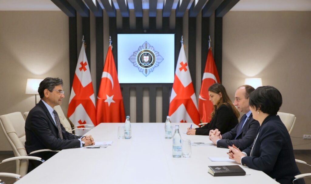 სუს-ის უფროსმა, გეკა გელაძემ თურქეთის ელჩ მუსტაფა თურქერ არისთან გაცნობითი შეხვედრა გამართა