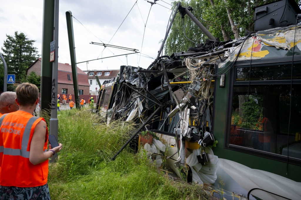 Eine Straßenbahn in Neu Hohenschönhausen ist entgleist. Bei dem Unfall gab es viele Verletzte. (zu dpa: «Straßenbahn in Berlin entgleist – 20 Verletzte»)