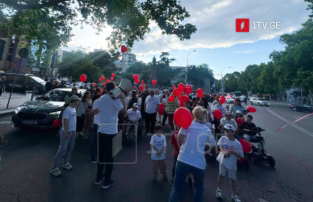 დიუშენის კუნთოვანი დისტროფიის მქონე ბავშვების მშობლები „მადლობის მარშს“ მართავენ
