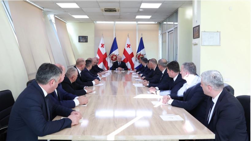 სულხან თამაზაშვილმა მესტიაში სამინისტროს სტრუქტურულ დანაყოფებში სამუშაო შეხვედრები გამართა
