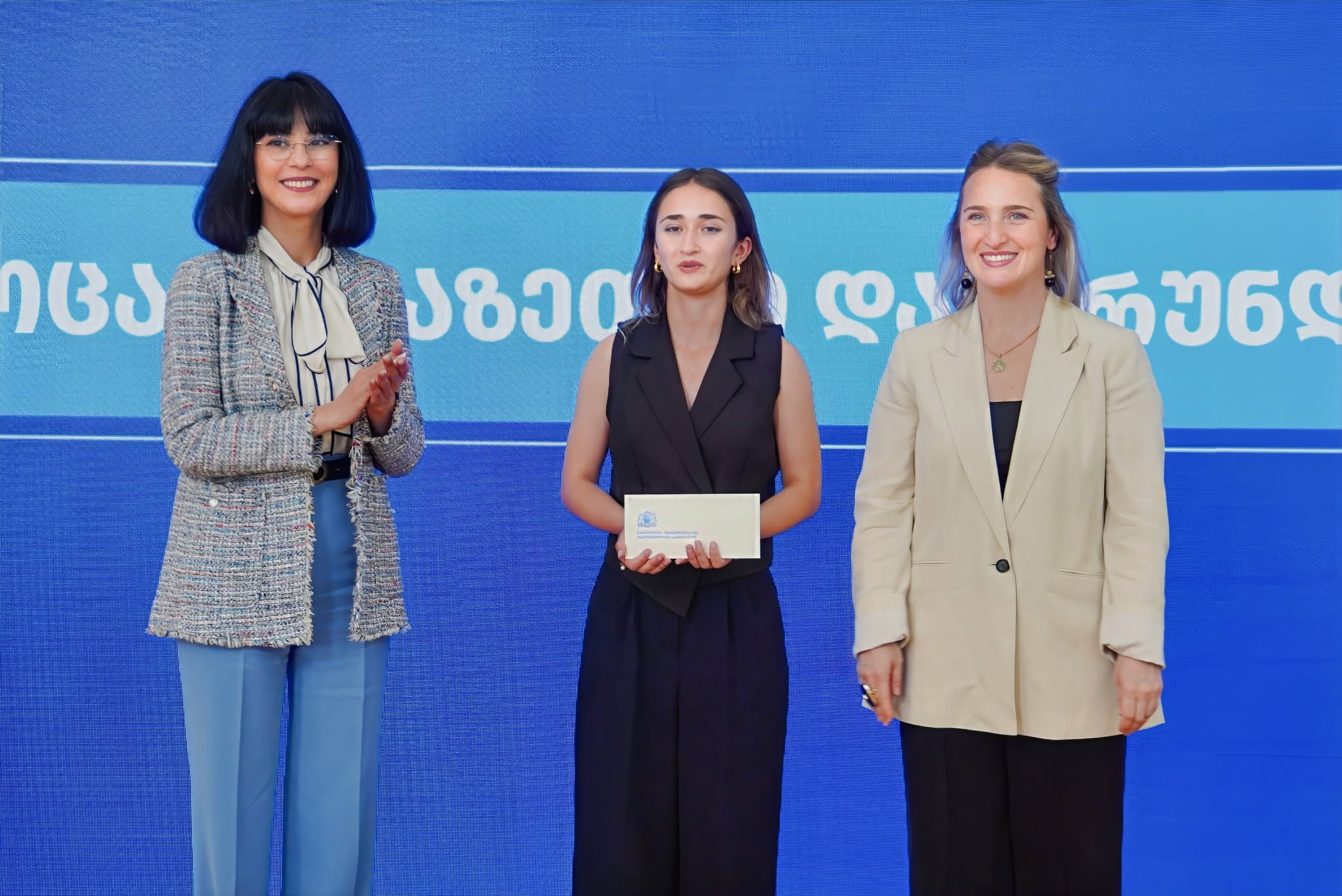 თეა ახვლედიანი სასკოლო კონკურსის „როცა აფხაზეთში დავბრუნდები“ გამარჯვებულ მოსწავლეებს შეხვდა