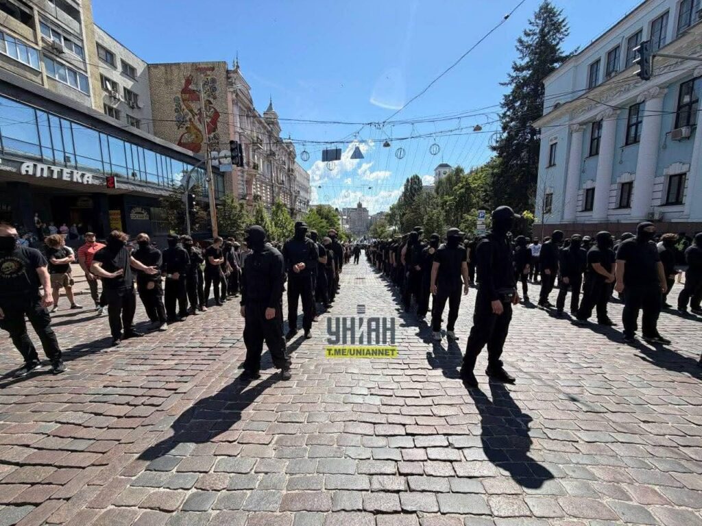 უკრაინული მედიის ცნობით, კიევში ლგბტქ+ საზოგადოების აღლუმი საპროტესტო აქციის ფონზე მიმდინარეობს