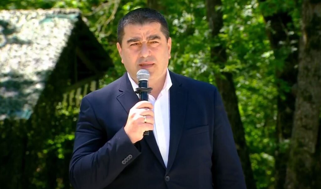 შალვა პაპუაშვილი - დღევანდელ სამყაროში ადვილია, მიიღო ცოდნა, თუმცა ყველაზე მნიშვნელოვანია ფასეულობები, რომლებიც უნდა შეიძინოს ყველა მოზარდმა, მათ შორის უპირველესია პატრიოტიზმი 