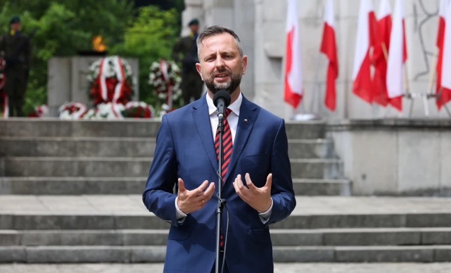 პოლონეთის თავდაცვის მინისტრი მიიჩნევს, რომ ქალაქ გდანსკში უკრაინის აღდგენის შესახებ კონფერენციაზე უკრაინის პრეზიდენტის არდასწრება თავად ზელენკის გადაწყვეტილების შედეგია