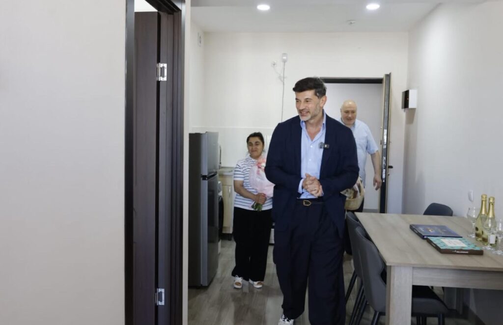 თბილისში უსახლკაროს სტატუსის მქონე ქესანაშვილების ოჯახს ბინა გადაეცა