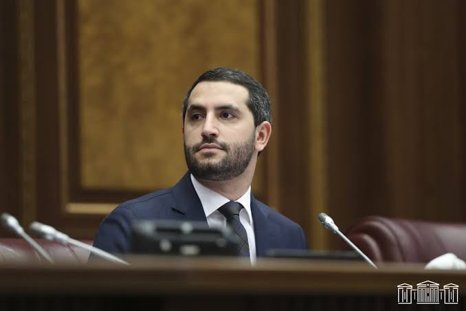 სომხეთის მმართველმა პარტიამ ეროვნული კრების სპიკერის თანამდებობაზე, ალენ სიმონიანის ნაცვლად, რუბენ რუბინიანი აირჩია