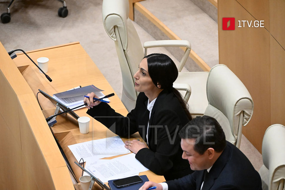 ვიკა ფილფანი – ბატონო ირაკლი, თქვენ ხართ პრემიერ-მინისტრი, რომლის პირობებშიც ქვეყანამ შეწყვიტა სტრატეგიული პარტნიორობა აშშ-თან, თემურ ლენგის საფლავზეც ხართ ნამყოფი, მაგრამ საოკუპაციო ხაზთან არა