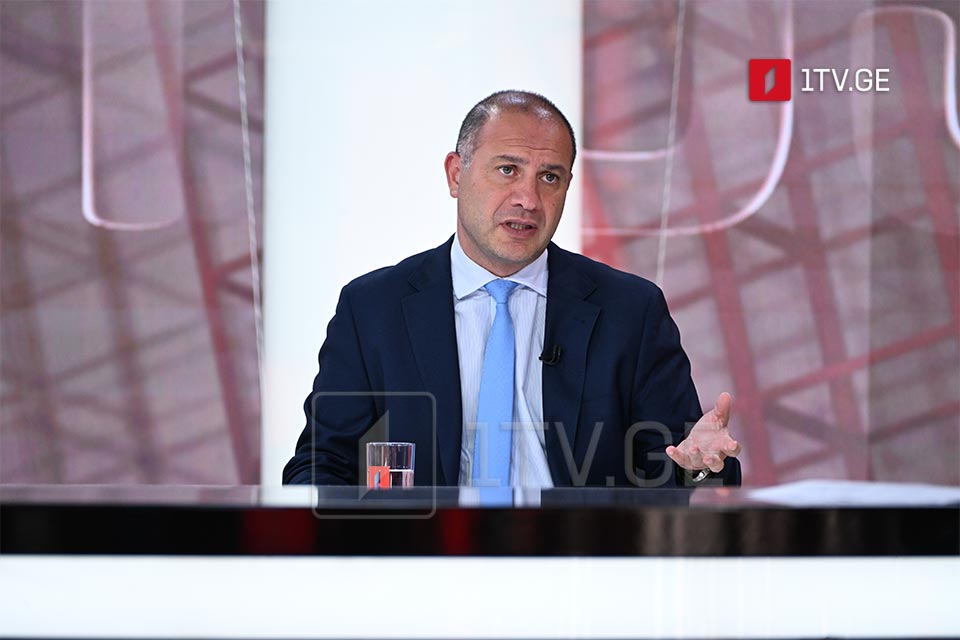 გივი მიქანაძე – სახელმძღვანელოების ყდებზე ეროვნული ღირებულებები იქნება წარმოჩენილი, მაგალითად, ქართულის ერთ-ერთ ნაწილში იქნება ილია მეორის სიტყვები – „ღმერთი, სამშობლო, ადამიანი“