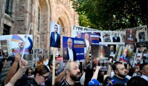 სომხური მედია – ერევანში, მთავრობის შენობასთან მოძრაობა „ჰაიაკვე“ და პარტია „დედა სომხეთი“ პოლიტპატიმრების გათავისუფლების მოთხოვნით საპროტესტო აქციას მართავენ
