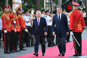 საქართველოს პრეზიდენტის სასახლეში უზბეკეთის რესპუბლიკის პრეზიდენტის დახვედრის ოფიციალური ცერემონია გაიმართა [ფოტო]