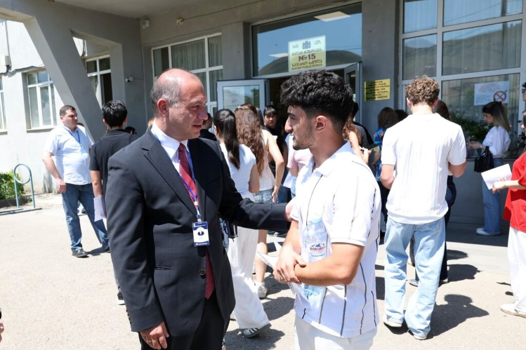 გივი მიქანაძე ეროვნული გამოცდების მეორე სესიის მიმდინარეობას რუსთავის მე-15 საჯარო სკოლაში გაეცნო