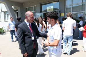გივი მიქანაძე ეროვნული გამოცდების მეორე სესიის მიმდინარეობას რუსთავის მე-15 საჯარო სკოლაში გაეცნო