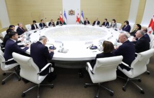 საქართველოს პრემიერ-მინისტრისა და უზბეკეთის პრეზიდენტის ხელმძღვანელობით, ორი ქვეყნის მთავრობის წევრების მონაწილეობით, გაფართოებული ფორმატის მოლაპარაკებები გაიმართა