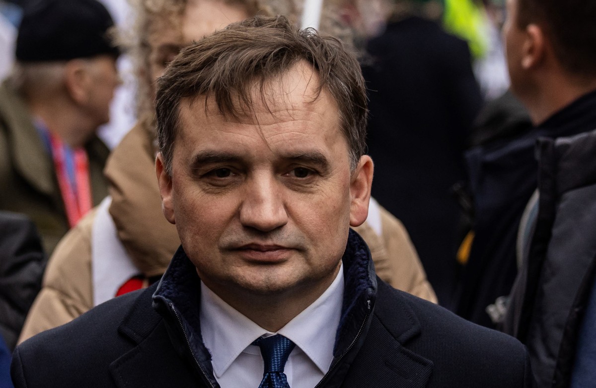 2022 წლის 11 ნოემბერს ვარშავაში გადაღებულ ფოტოზე გამოსახულია პოლონეთის მაშინდელი იუსტიციის მინისტრი, ზბიგნევ ზიობრო ნაციონალისტური ჯგუფების მიერ ორგანიზებული დამოუკიდებლობის დღისადმი მიძღვნილი მსვლელობის დროს
