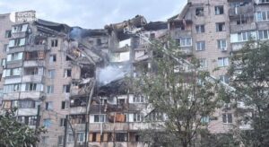 უკრაინული მედიის ცნობით, გასულ ღამეს კიევის პოდილისკის რაიონში, ცხრასართულიან საცხოვრებელ კორპუსს რუსული რაკეტა მოხვდა, დაიღუპა ცხრა და დაშავდა 46 ადამიანი