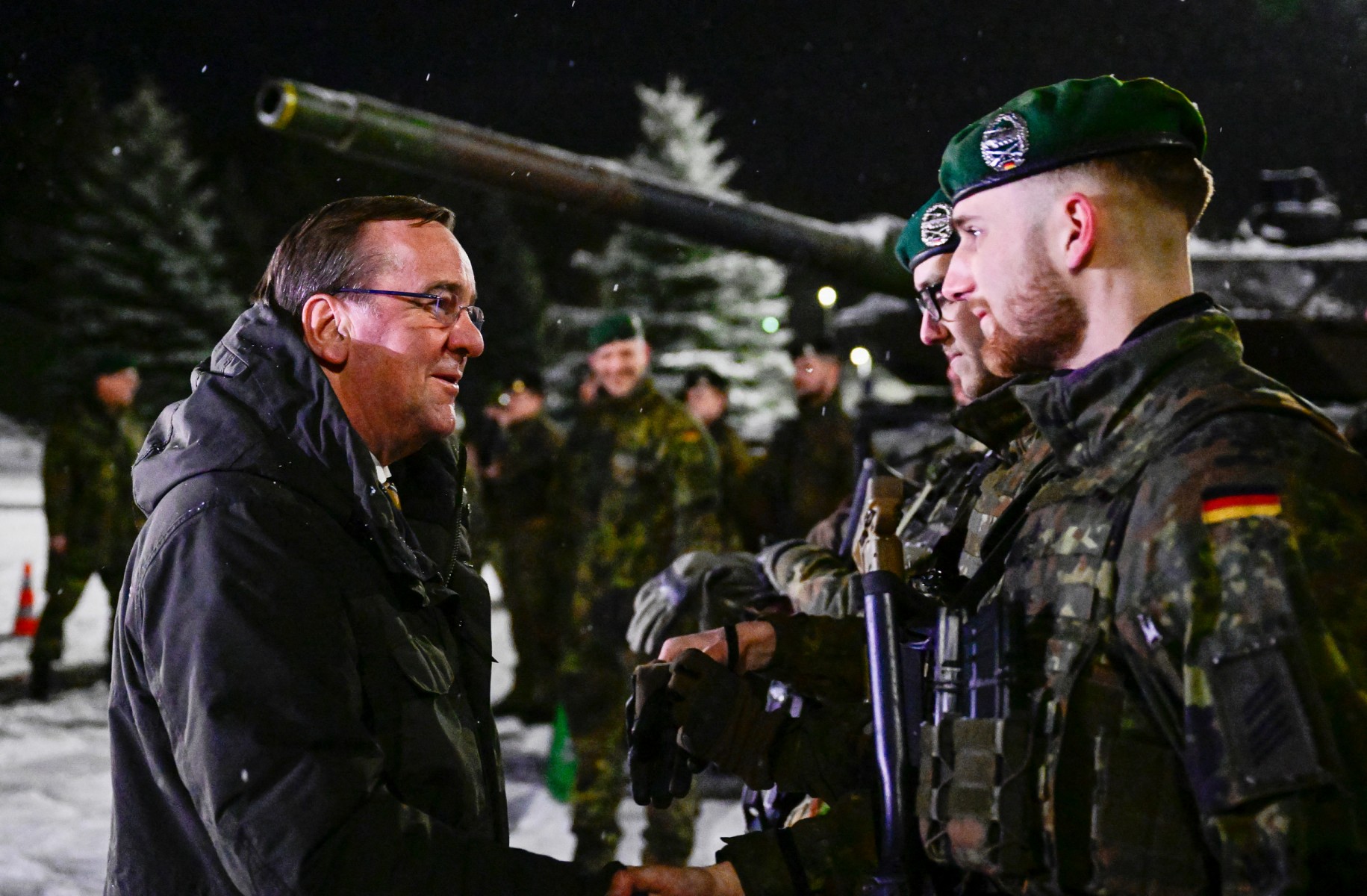 გერმანიის თავდაცვის მინისტრმა, ბორის პისტორიუსმა (მარცხნივ) ლიეტუვაში ნატო-ს პროგრამის ფარგლებში განთავსებული გერმანული სამხედრო კონტინგენტი მოინახულა და გერმანელ ჯარისკაცებს ესაუბრა. 2023 წლის 6 მარტი