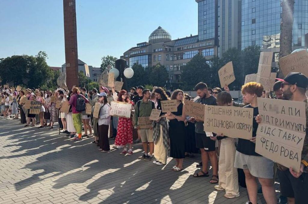 კიევსა და უკრაინის სხვა ქალაქებში მოქმედი თავდაცვის მინისტრის, მიხაილო ფედოროვის მხარდამჭერი აქციები იმართება – „დააბრუნეთ ფედოროვი“, „სირცხვილია“, „სირსკი გადადგეს“