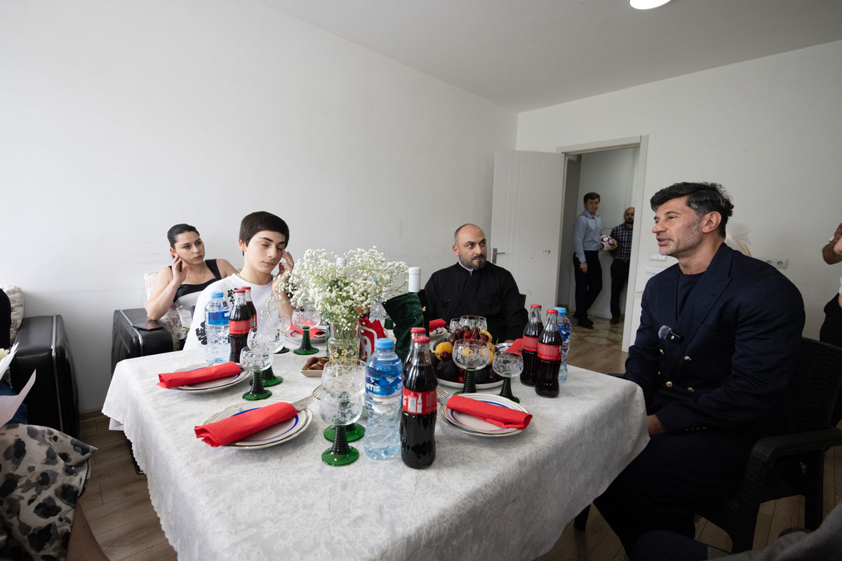 თბილისის მერი სანამაშვილების მრავალშვილიან ოჯახს ეწვია და წარჩინებულ სტუდენტებს შეხვდა