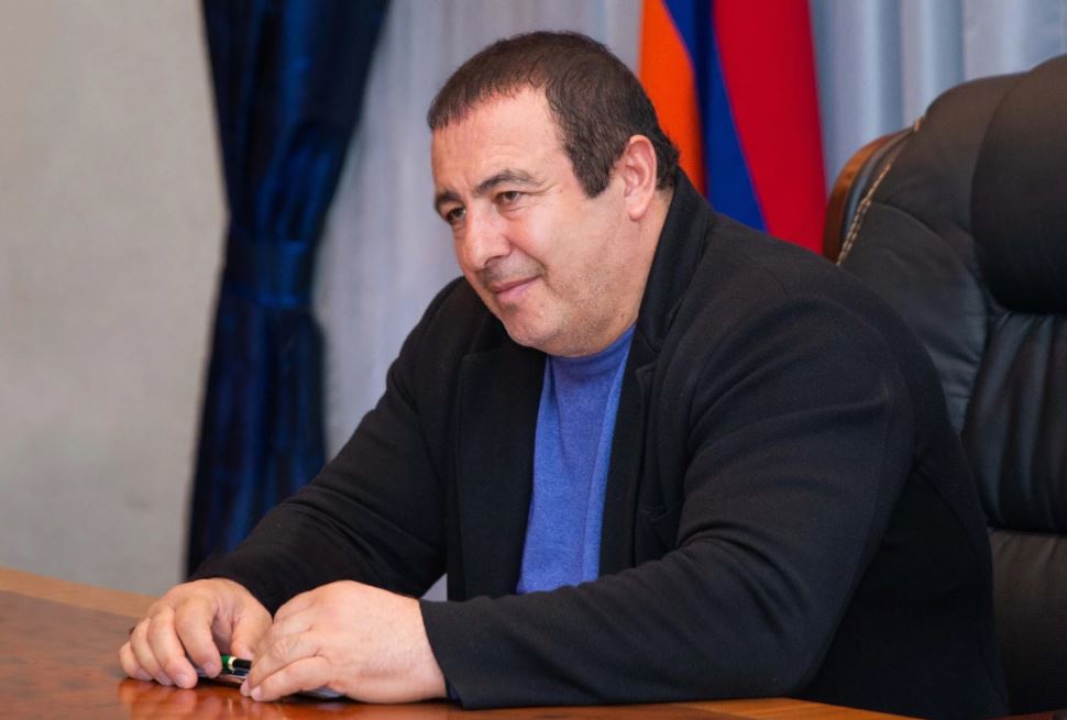 სომხეთის პროკურატურა ქვეყნის ოპოზიციური პარტიის, „აყვავებული სომხეთის“ ლიდერის, გაგიკ წარუკიანისგან 75 უძრავი ქონების, 42 ავტომობილის და 105 მილიარი დრამის კონფისკაციას ითხოვს