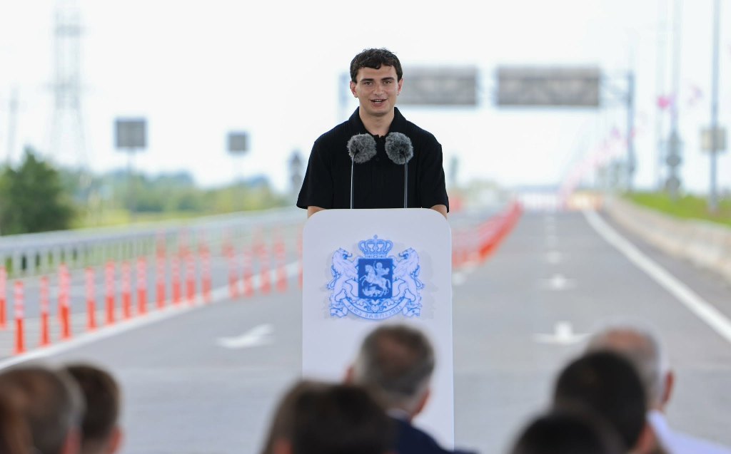 საბა სვანიძე – გასულ წელს პრემიერ-მინისტრის ინიციატივით გამოცხადებული პროგრამით ინფრასტრუქტურის სამინისტროში გავიარე სტაჟირება, დღეს იმ ადამიანებთან ვმუშაობ, ვისგანაც პროფესიული გამოცდილება მივიღე