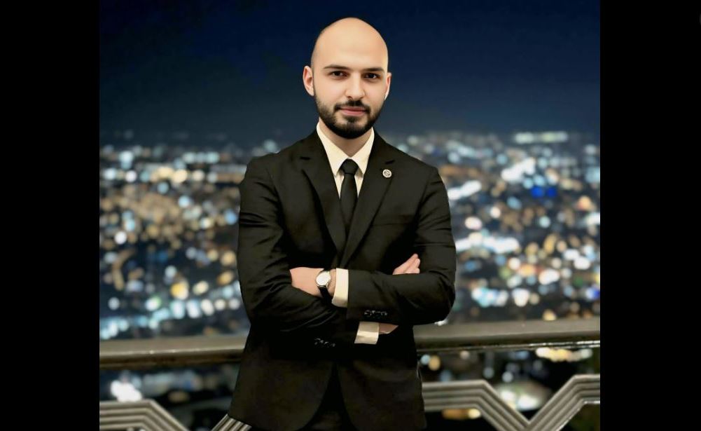 თელავში, ერთ-ერთ სასტუმროში ინციდენტთან დაკავშირებით დაკავებულის ადვოკატი აცხადებს, რომ მისი დაცვის ქვეშ მყოფი არის რუსების პროვოკაციის მსხვერპლი და თავადაც დაზარალებული