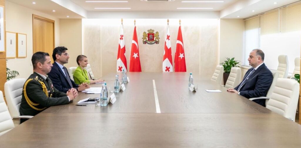 ირაკლი ჩიქოვანი თურქეთის რესპუბლიკის ელჩსა და სამხედრო ატაშეს შეხვდა