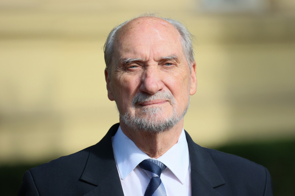 პოლონეთის ყოფილ თავდაცვის მინისტრს, რომელმაც ქვეყნის სამხედრო კონტრდაზვერვის სამსახურს „რუსეთის აგენტები“ უწოდა, ბრალი წარუდგინეს