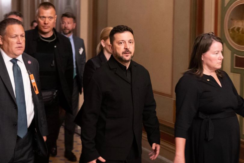 „ესოშიეთიდ პრესი” – სენატმა რუსეთის წინააღმდეგ ფართომასშტაბიანი სანქციების შესახებ კანონპროექტის მიღებისკენ პირველი ნაბიჯები გადადგა, ამ დროს კაპიტოლიუმში ვოლოდიმირ ზელენსკი იმყოფებოდა