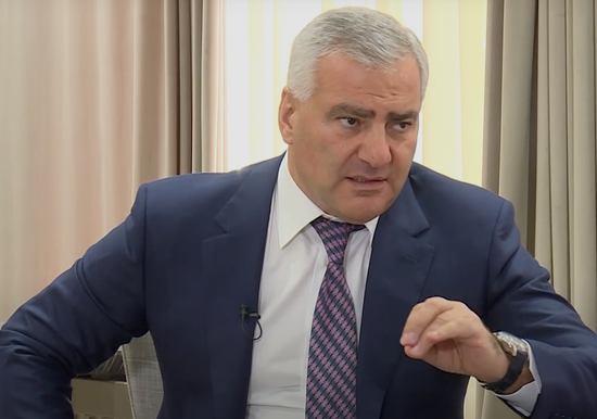 სამველ კარაპეტიანი სასულიერო პირების წინააღმდეგ სასამართლო პროცესს აკრიტიკებს და ყოველთა სომეხთა კათოლიკოსისა და ექვსი მთავარეპისკოპოსის სასამართლო პროცესს ეროვნულ სირცხვილს უწოდებს