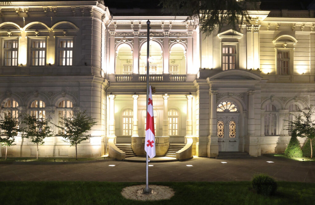 2008 წლის რუსეთ-საქართველოს ომში დაღუპულთა ხსოვნის პატივსაცემად, საქართველოს პრეზიდენტის სასახლეზე სახელმწიფო დროშა დაეშვა