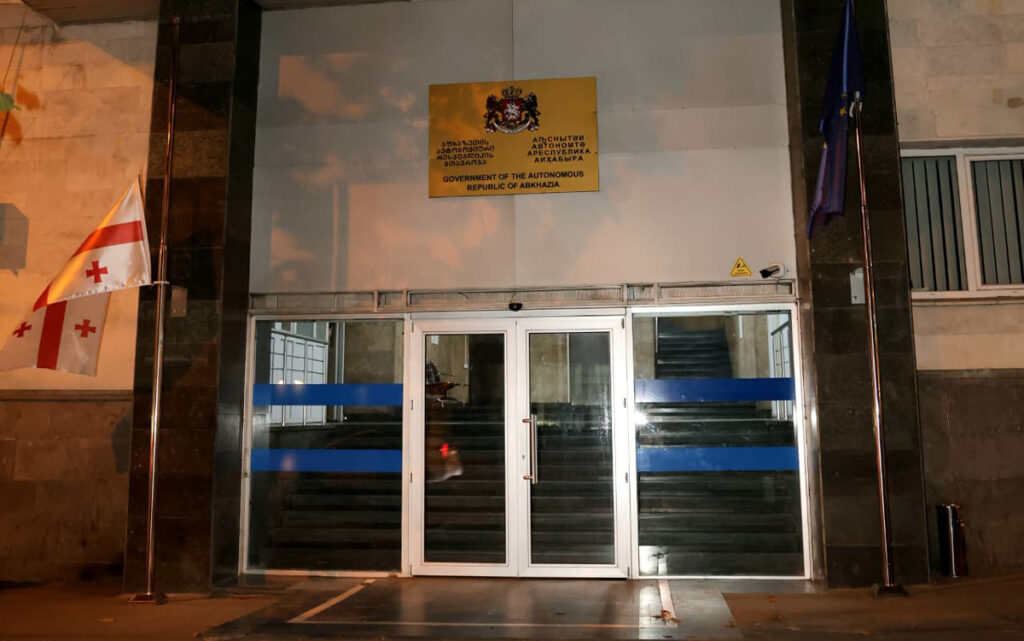 რუსეთ-საქართველოს ომის დროს დაღუპულთა ხსოვნის პატივსაცემად, აფხაზეთის მთავრობის შენობაზე სახელმწიფო დროშა დაშვებულია