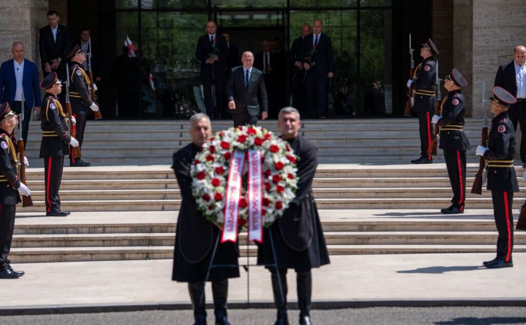 სულხან თამაზაშვილმა, მოადგილეებთან, აგვისტოს ომის დროს დაღუპული პოლიციელების ოჯახის წევრებთან ერთად, სამინისტროს ეზოში მდებარე მემორიალი გვირგვინით შეამკო