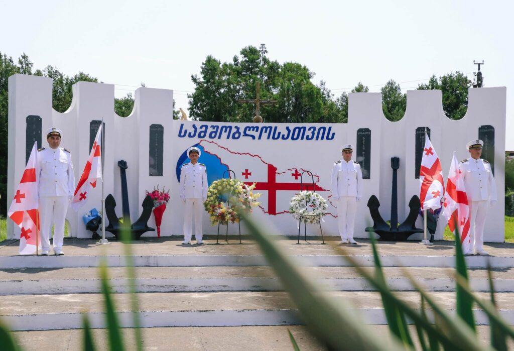 სასაზღვრო პოლიციის უფროსის მოადგილემ, სანაპირო დაცვის დეპარტამენტის დირექტორმა და თანამშრომლებმა, სანაპირო დაცვის ფოთის ბაზაზე აგვისტოს ომში დაღუპული მეზღვაურების ხსოვნას პატივი მიაგეს
