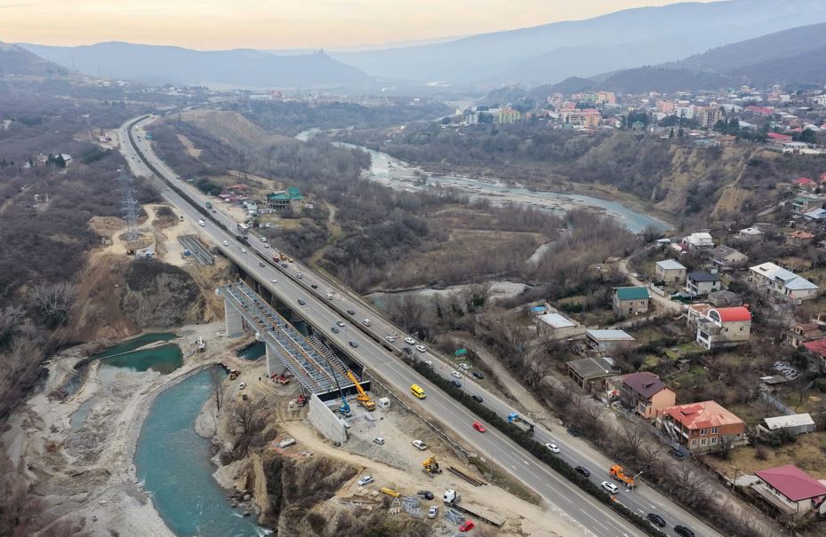 არაგვის ხიდზე სატვირთო ავტომობილების მოძრაობა ერთი მიმართულებით დროებით ალტერნატიულ მარშრუტზე გადაერთვება