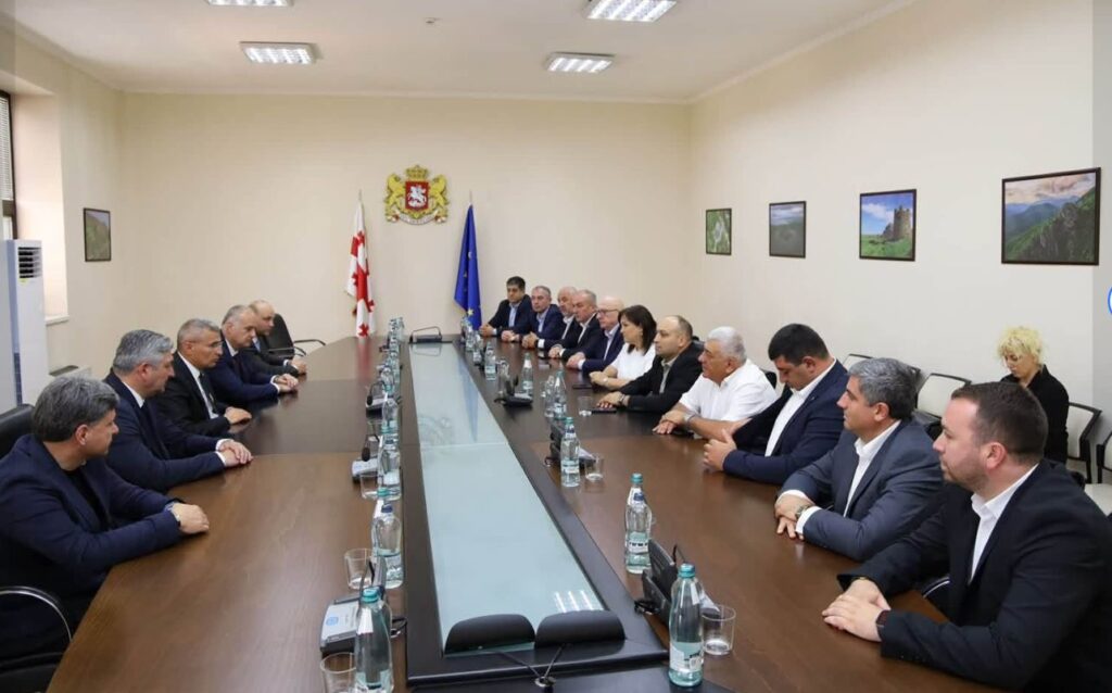 რეგიონული განვითარების მინისტრმა სამცხე-ჯავახეთის მუნიციპალიტეტების მერებსა და საკრებულოების თავმჯდომარეებს ახალი სახელმწიფო რწმუნებული სოსო ალიბეგაშვილი წარუდგინა